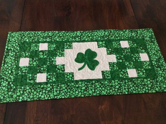Shamrock CLA130324110 Quilted Table Runner