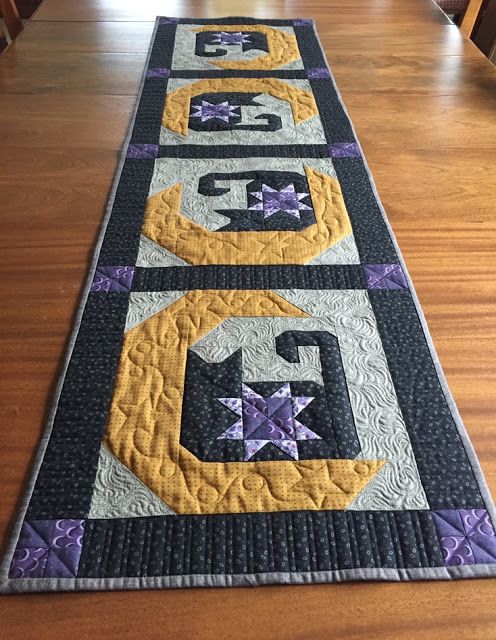 Black Cat CLA20112381 Quilted Table Runner