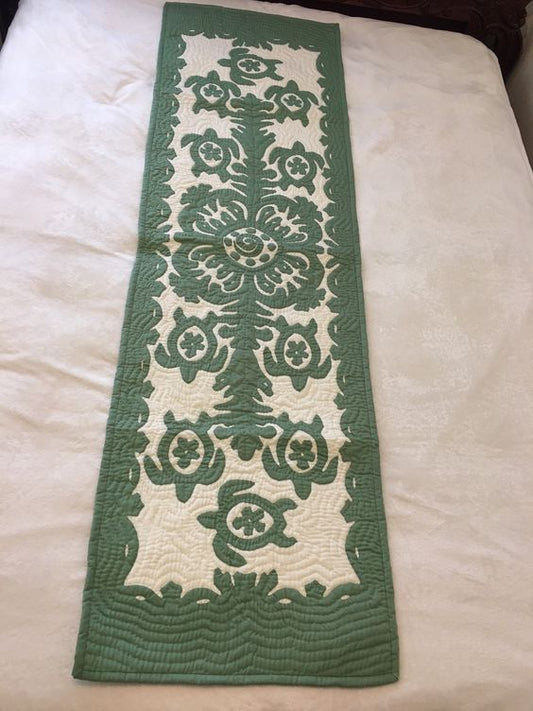 Hawaiian Turtle CLDY180624051 Quilted Table Runner