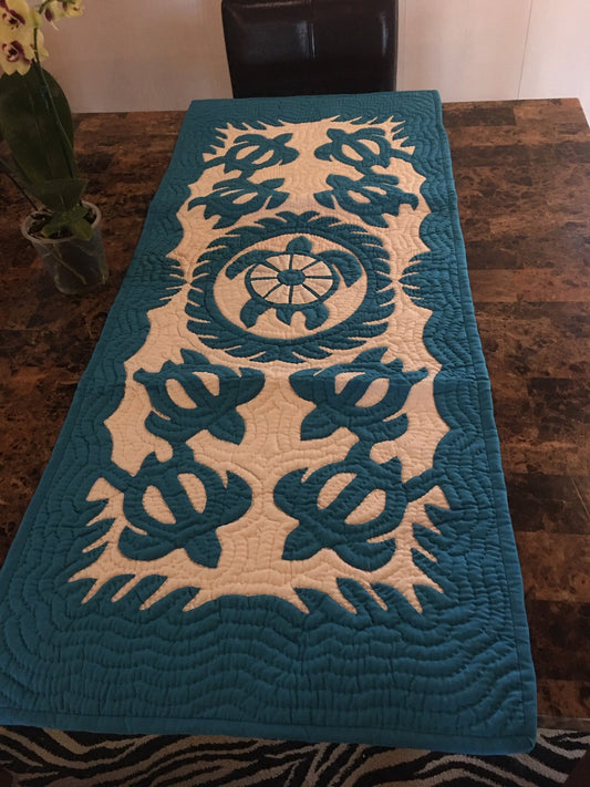 Hawaiian Turtle CLDY180624052 Quilted Table Runner