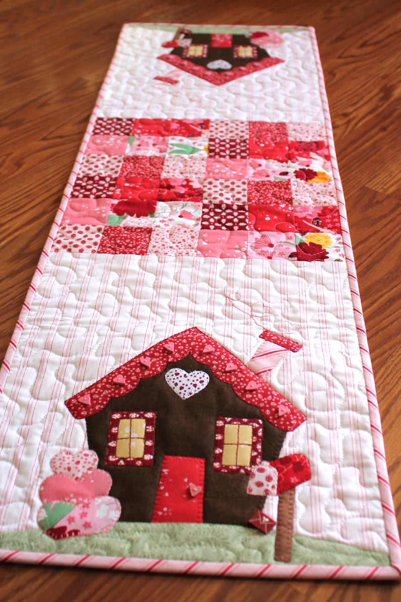 Valentine House CLDY180624072 Quilted Table Runner