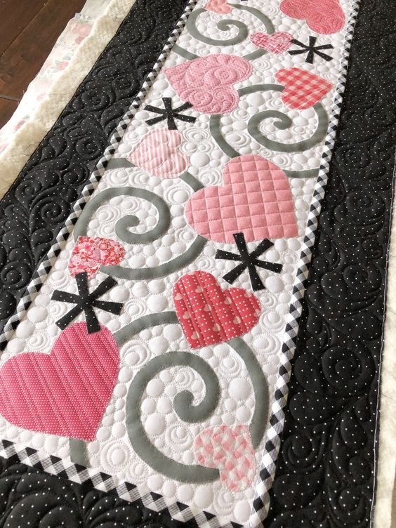 Heart CLA21112345 Quilted Table Runner