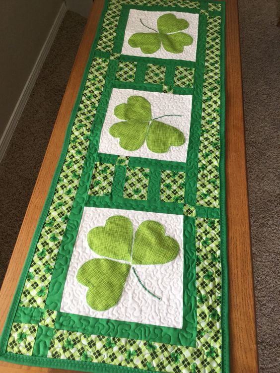 Shamrock CLA130324165 Quilted Table Runner