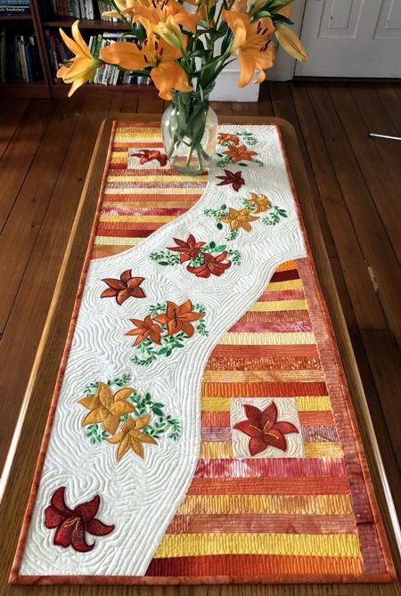 Lily Flower CLA150324137 Quilted Table Runner