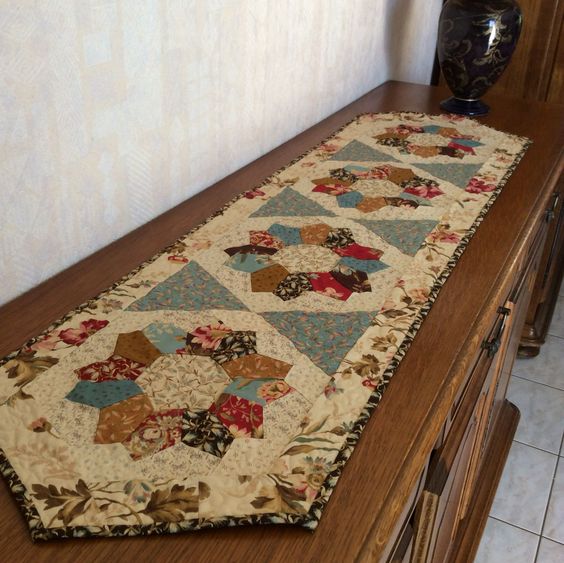 Flower CLA060123034 Quilted Table Runner