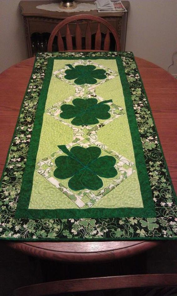 Shamrock CLA130324103 Quilted Table Runner