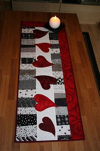 Heart CLA21112332 Quilted Table Runner