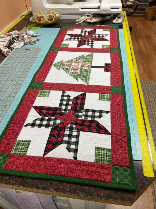 Christmas Star CLA130324140 Quilted Table Runner