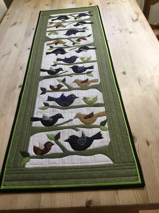 Bird CLA21112357 Quilted Table Runner