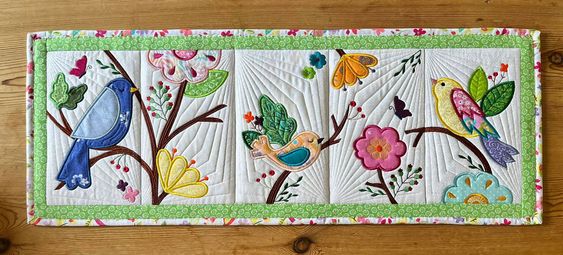 Bird CLA130324128 Quilted Table Runner