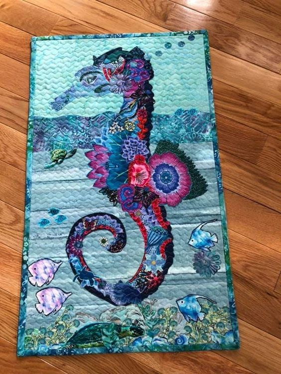 Seahorse CLA040124384 Quilted Table Runner