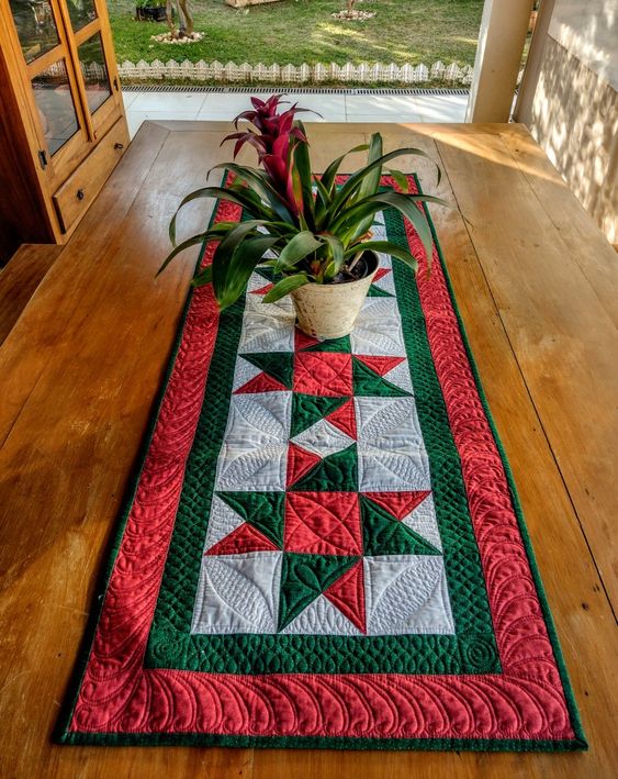 Star CLA060123046 Quilted Table Runner