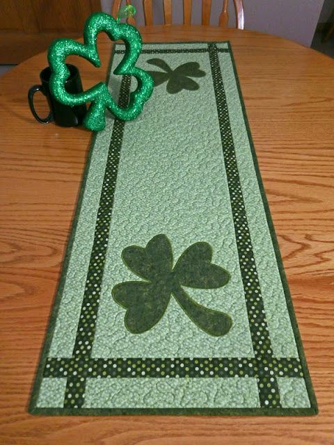 Shamrock CLA130324171 Quilted Table Runner