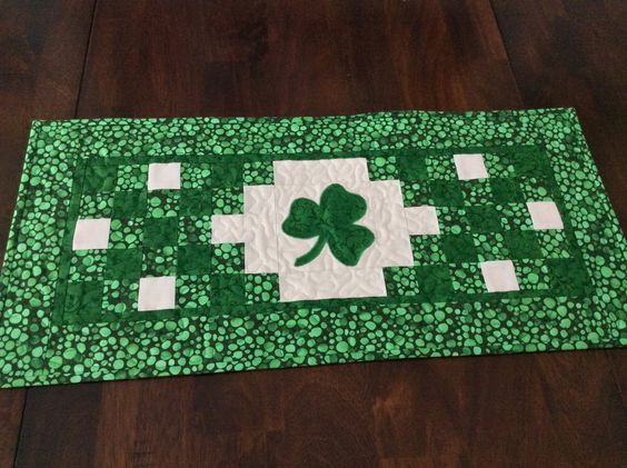 Shamrock CLA130324110 Quilted Table Runner