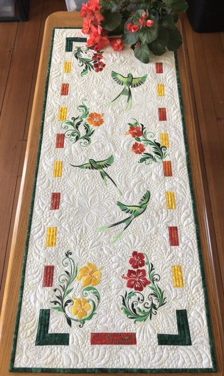 Bird CLA261223056 Quilted Table Runner