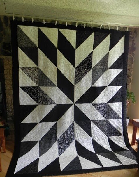 Black and White CLM200656 Quilt Blanket