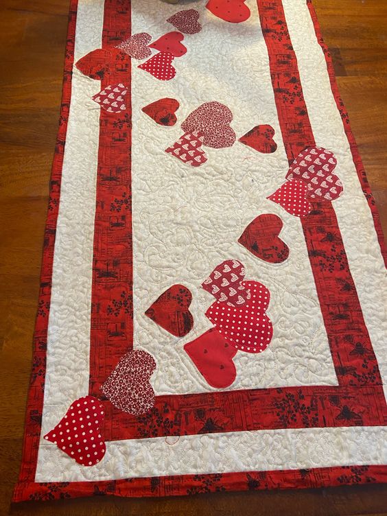 Heart CLA21112348 Quilted Table Runner