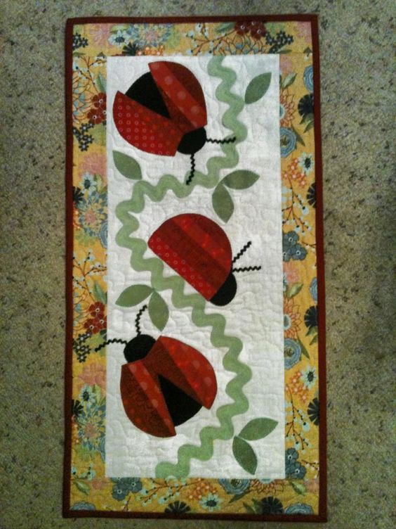 Lady Bug CLA04122322 Quilted Table Runner