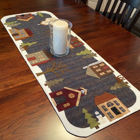 Christmas House CLA271223041 Quilted Table Runner