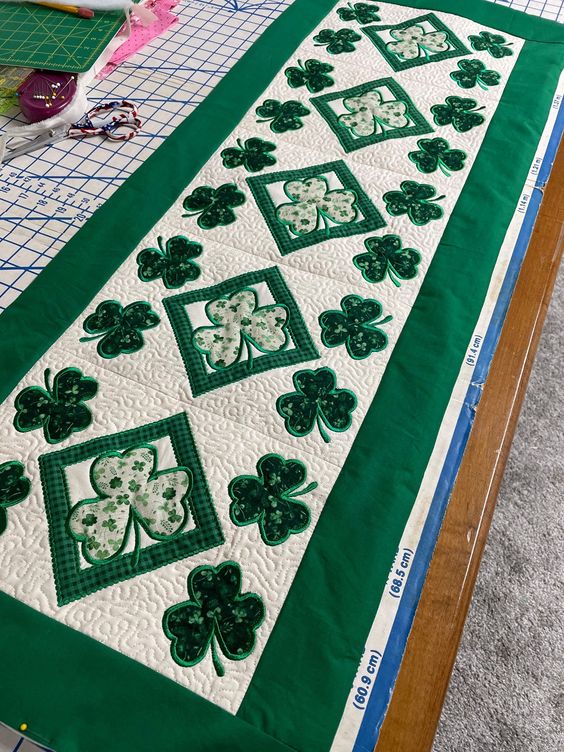 Shamrock CLA28122345 Quilted Table Runner