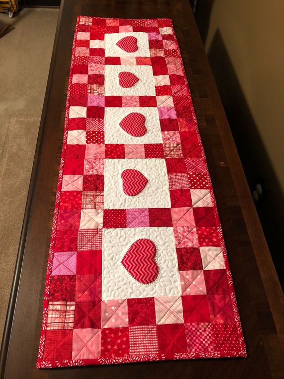 Heart CLA21112350 Quilted Table Runner