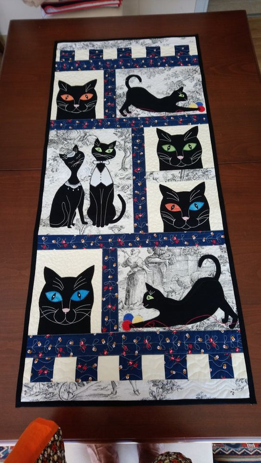 Black Cat CLA29122313 Quilted Table Runner