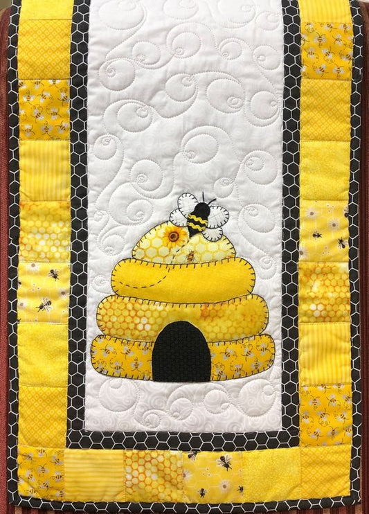Bee Hive CLA140324051 Quilted Table Runner