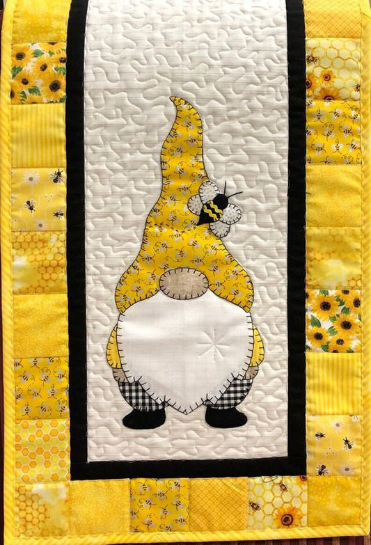 Bee Gnome CLA140324049 Quilted Table Runner