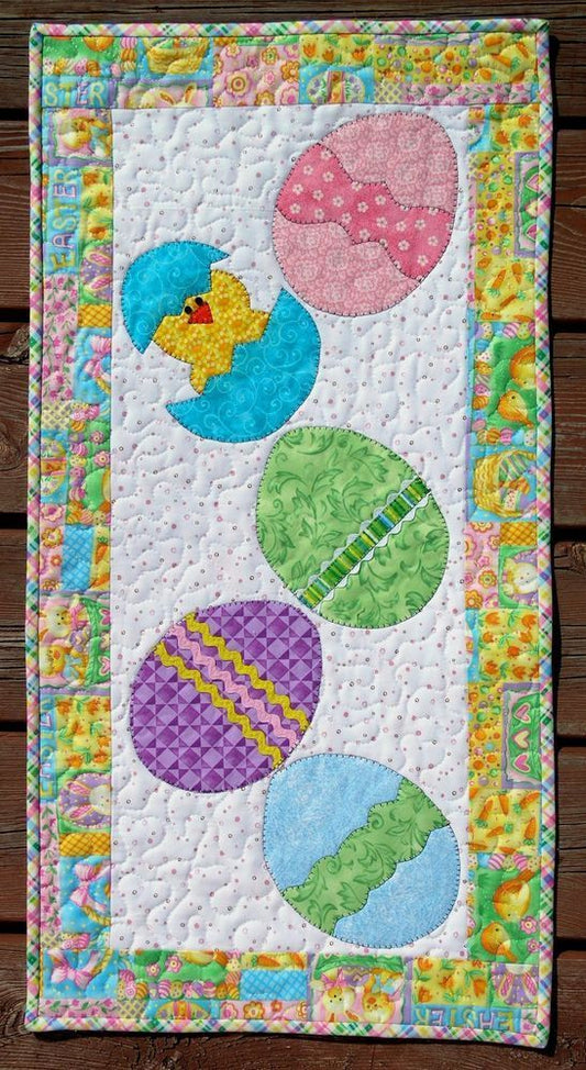 Chicken Egg CLA04122328 Quilted Table Runner