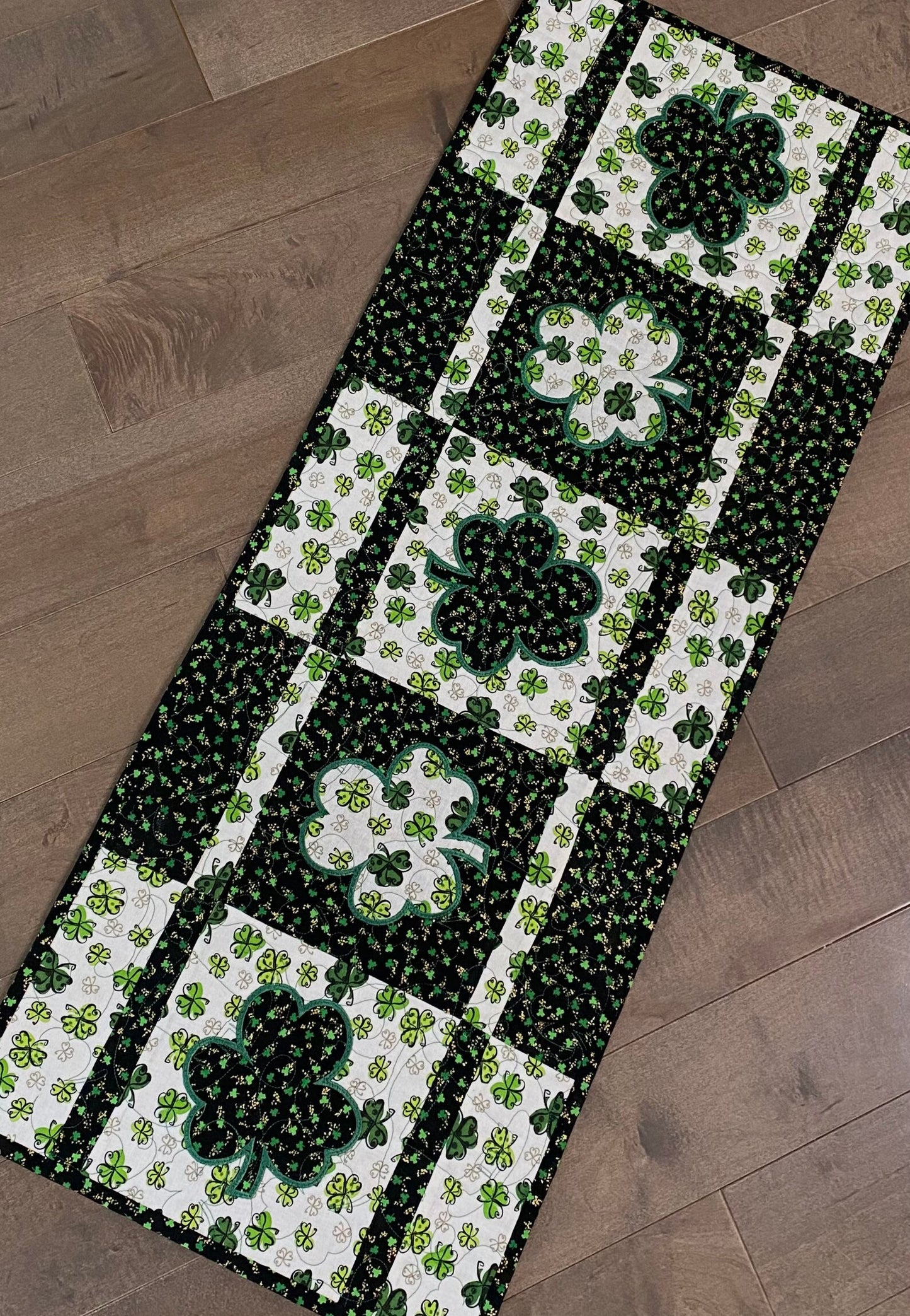 Shamrock CLA150324001 Quilted Table Runner