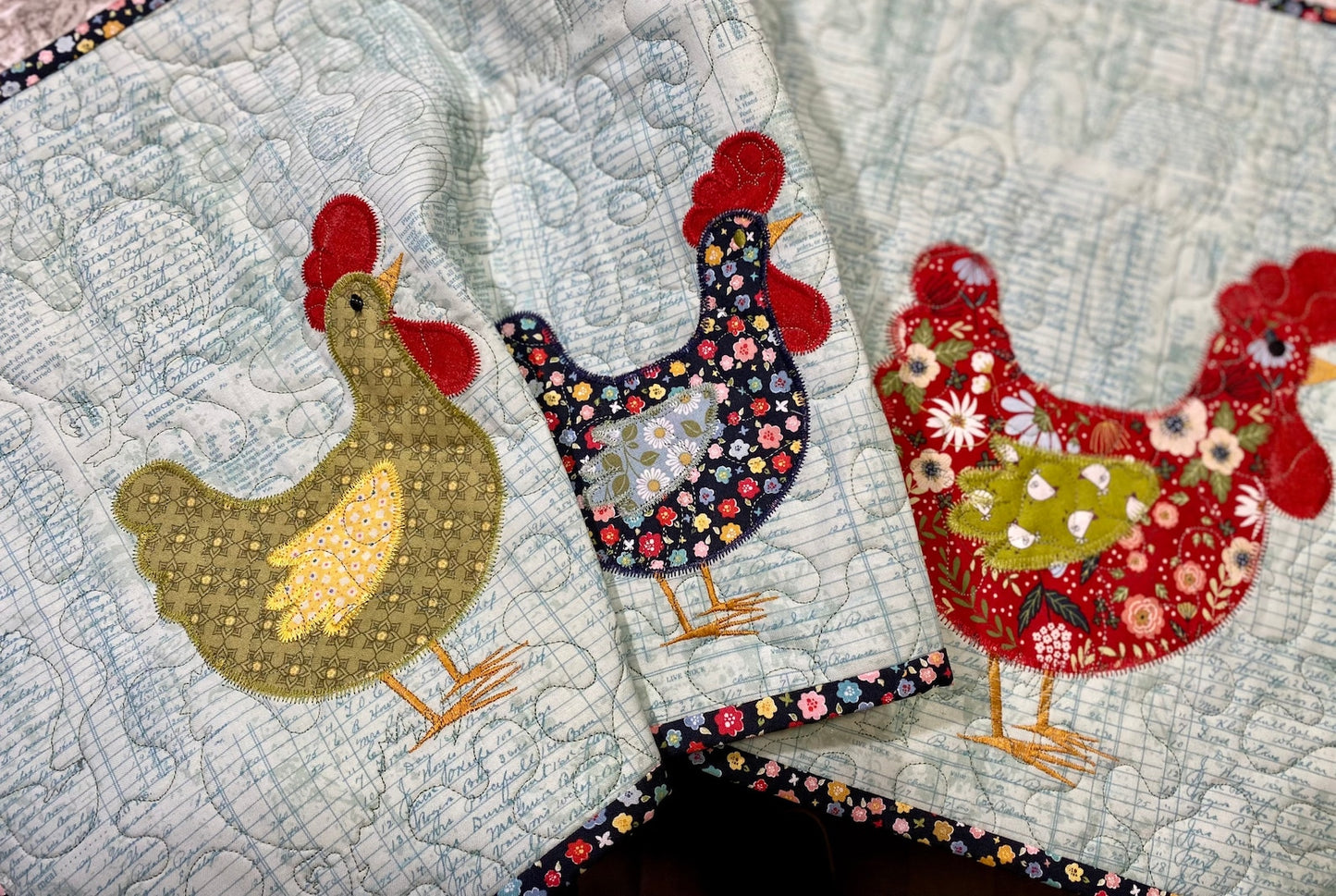 Chicken CLA150324002 Quilted Table Runner