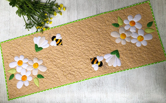 Bee CLA140324006 Quilted Table Runner