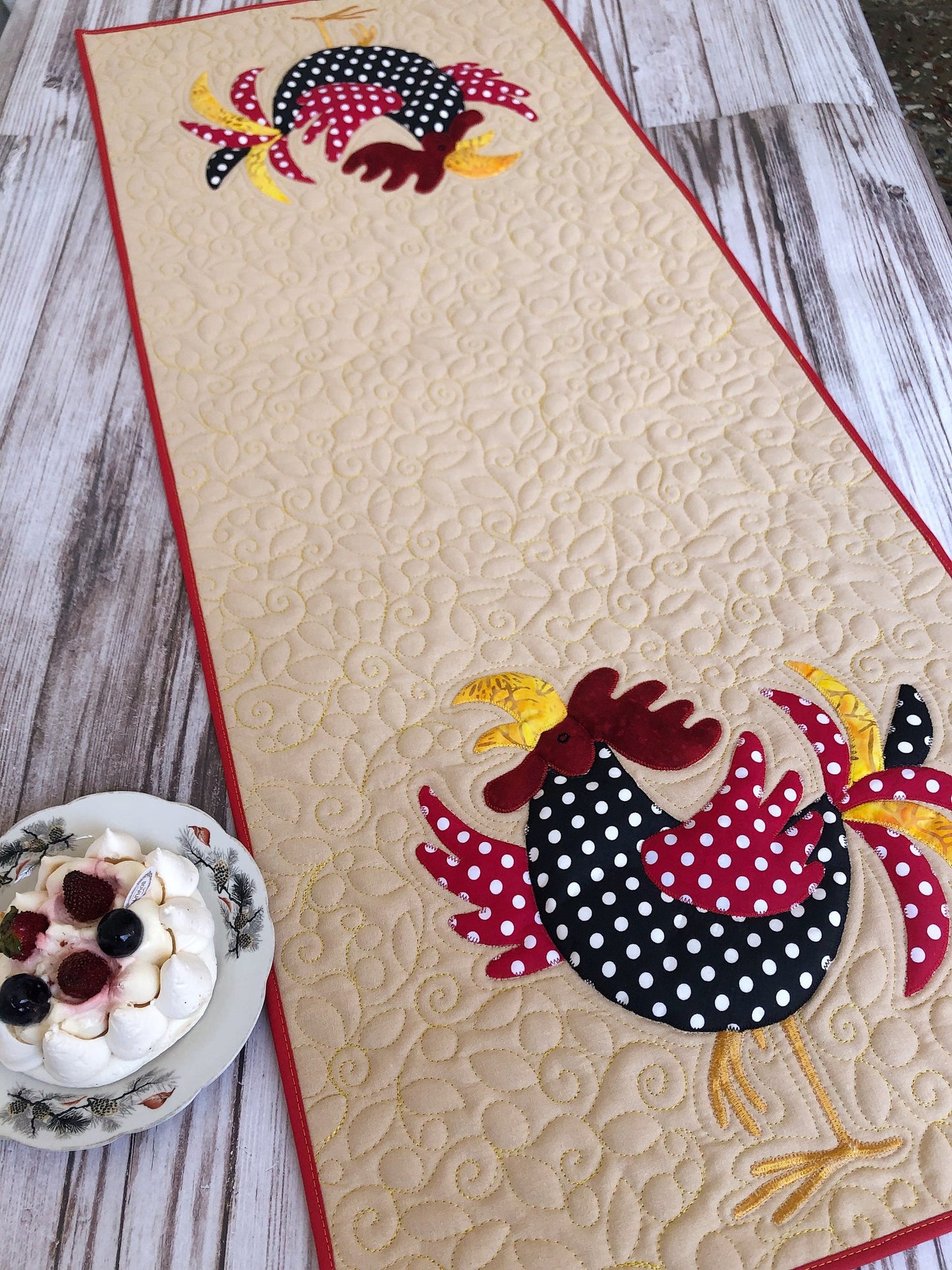 Chicken CLA140324001 Quilted Table Runner