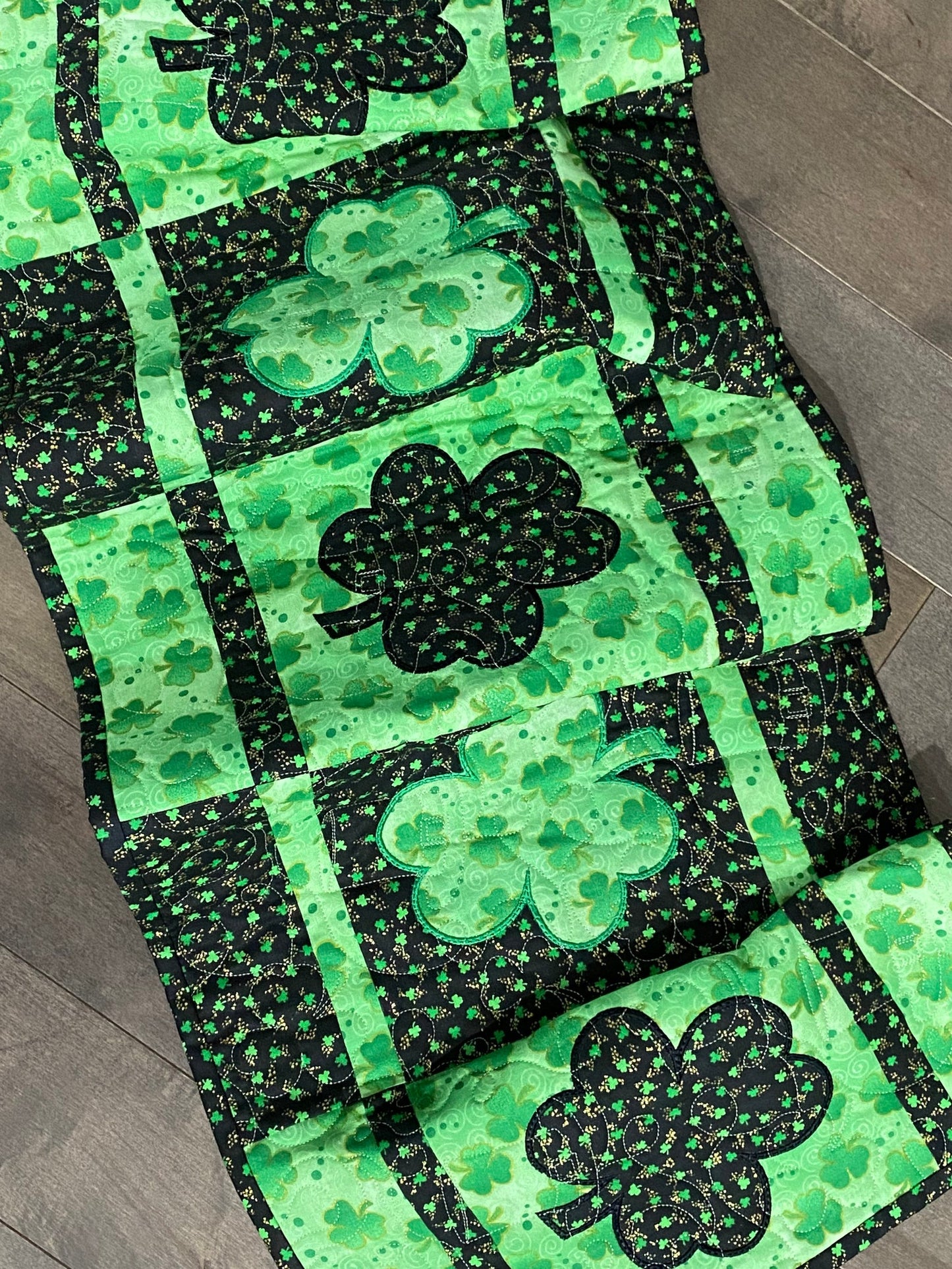 Shamrock CLA140324107 Quilted Table Runner