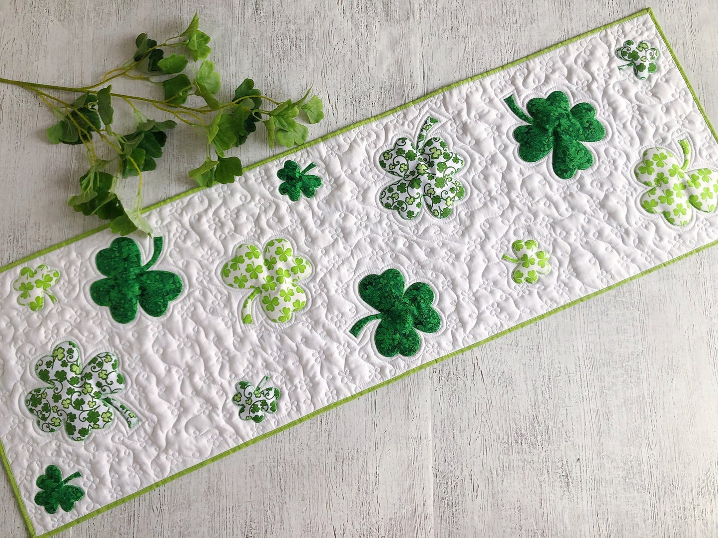 Shamrock CLA140324018 Quilted Table Runner