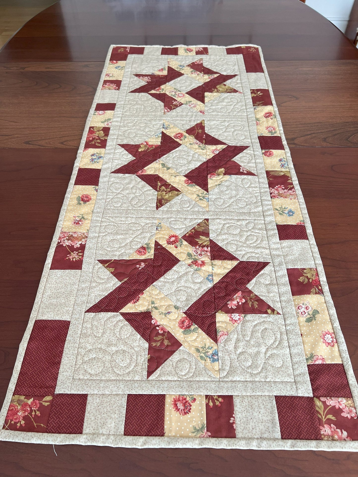 Star CLA150324104 Quilted Table Runner